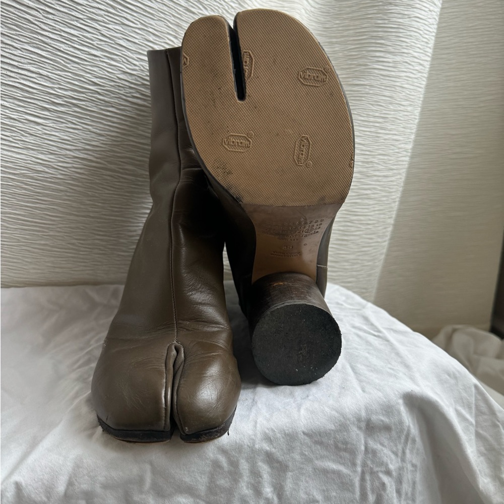 Selling these beautiful khaki olive brown Madison Margiela tabi boots.